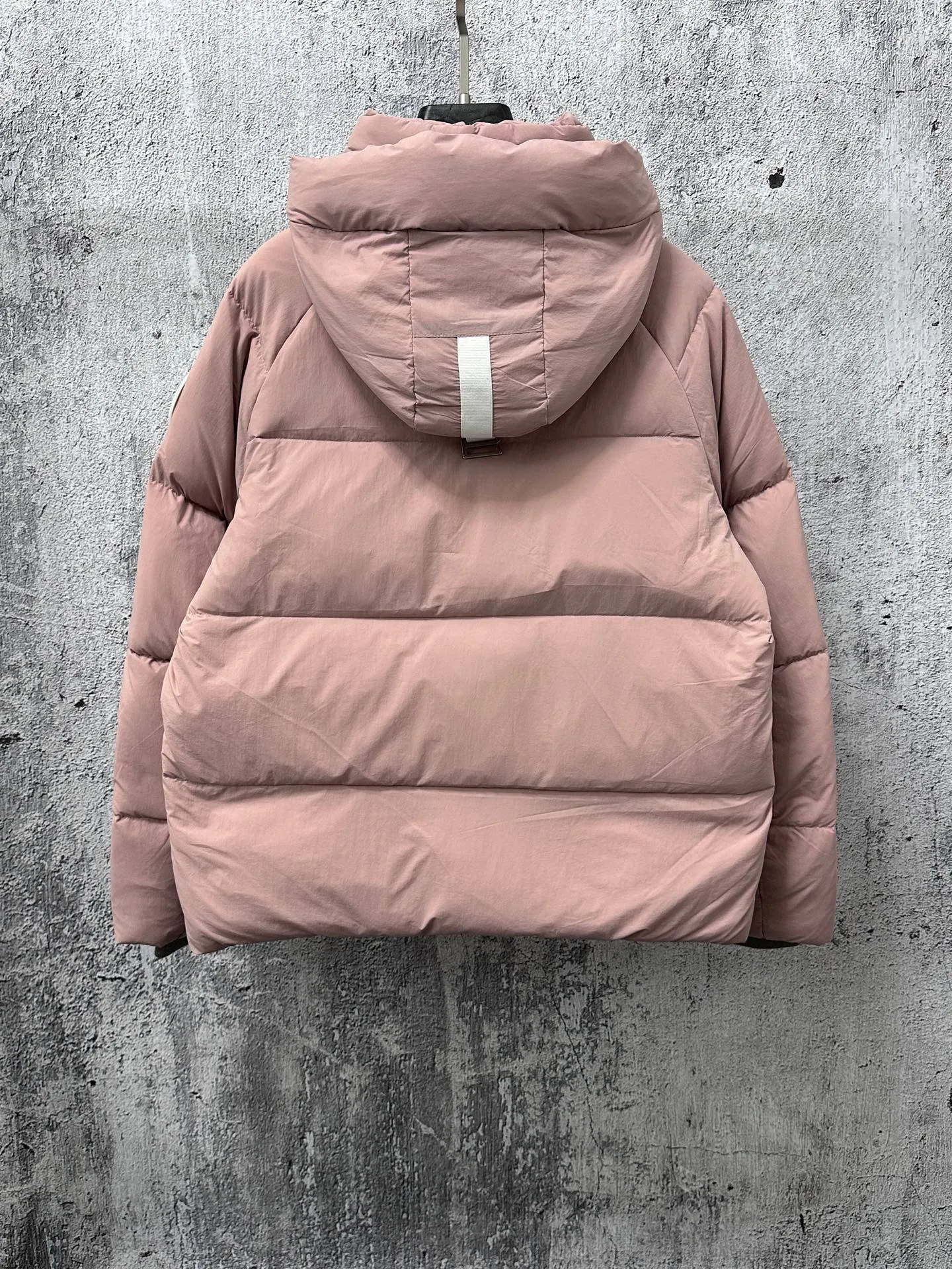 P740 【𝗖𝗔𝗡𝗔𝗗𝗔 𝗚𝗢𝗢𝗦𝗘】Capsule Series Macaron White Label Fabric: Made of soft EnduraLuxe fabric imported from DuPont, CORDURA, USA, which enhances the durability of easy-to-wear parts, is lightweight and durable; the liner is made of 400T anti-velvet gallbladder, which is comfortable, soft and non-velvet. : Equipped with a detachable hood, which can be adjusted in two directions, and is also filled with down, which brings greater softness and wrapping around the head and neck, and is full of warmth. This parka features white trim on the back and sides, and the hardware locks are all original and custom-made to match the muted fabric color. Goose label: The official website’s new series of silicone material labels, non-embroidery labels. Length: Fit hip-length. Size: XS-L